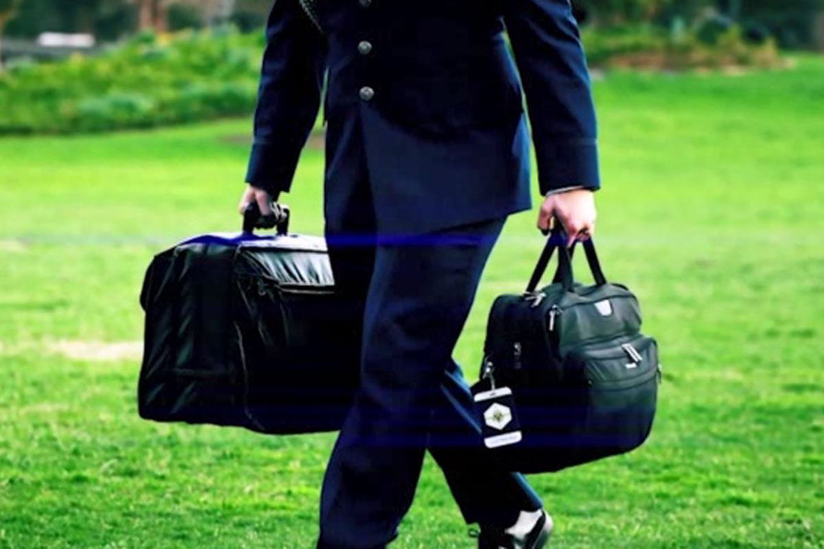 핵가방이라 불리는, 핵무기 사용 스위치가 달린 가방.jpg