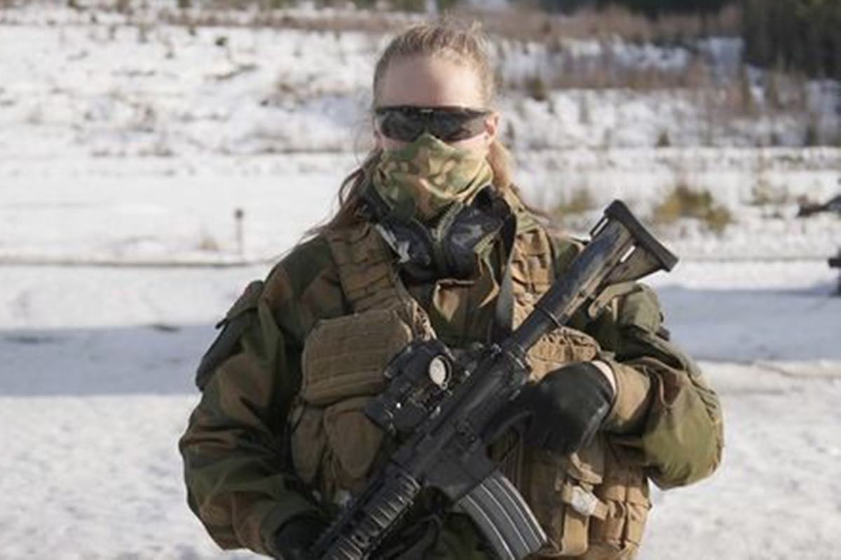 노르웨이 여군 특수부대 '사냥분대'.jpg