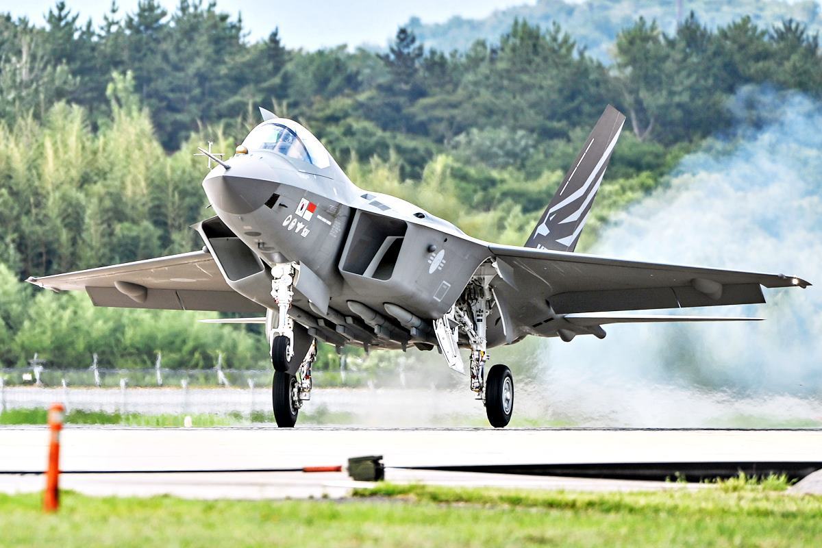 KF-21 1호기 쉘든의 밀리터리.jpg