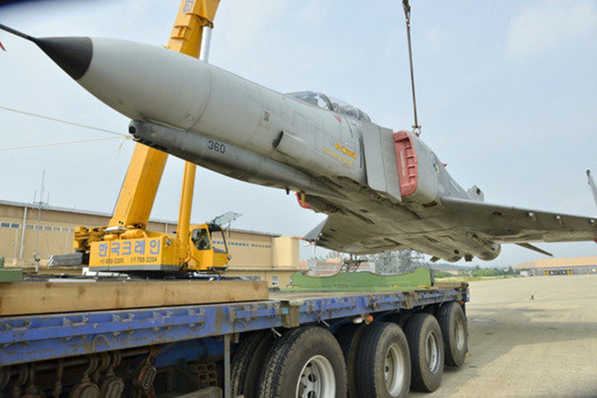 인양되는 추락한 F-4E 전투기.jpg