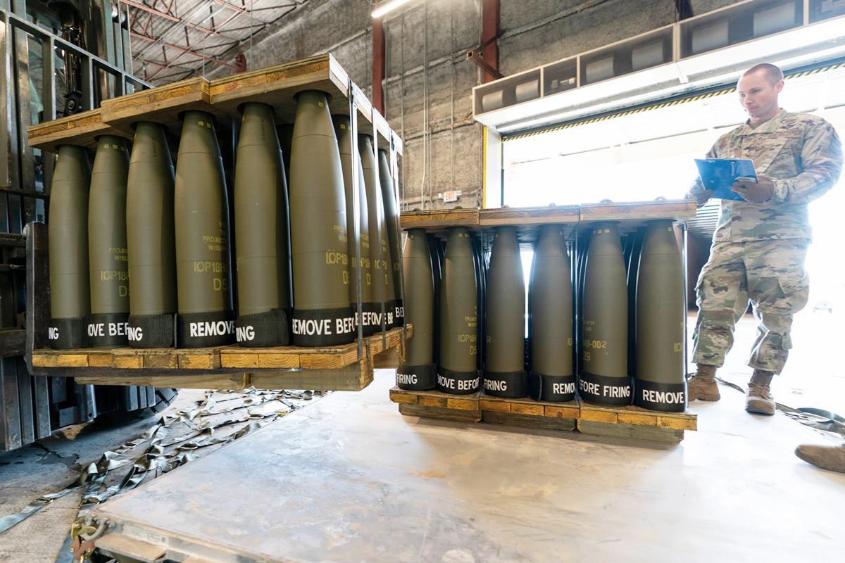 우크라이나로 보내질 전쟁 물자 사진 출처 = 'NewsNation'.jpg