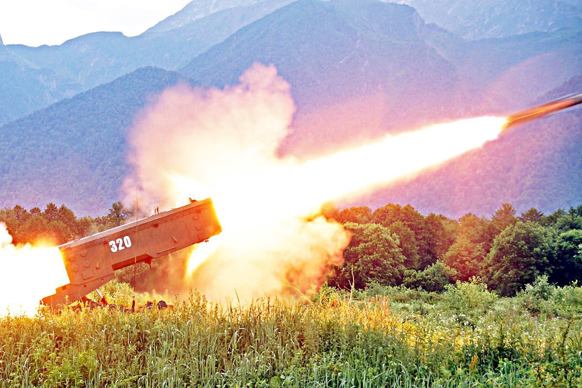 로켓을 발사하는 부라티노 Forces Network.jpg