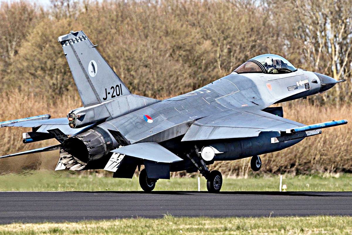 F-16 전투기 Defense aerospace.jpg