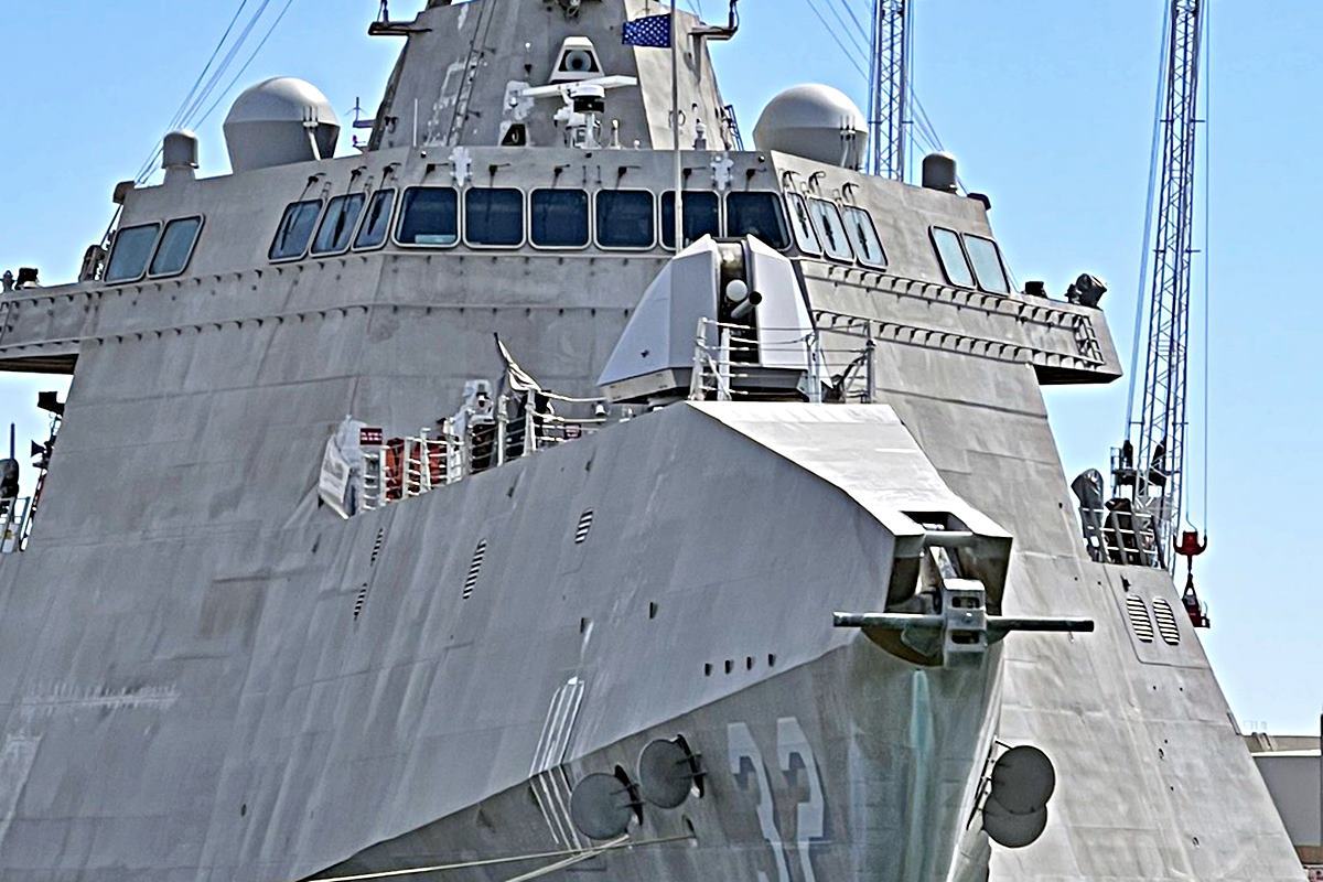 선두에 배치된 함포 USS 산타 바바라.jpg