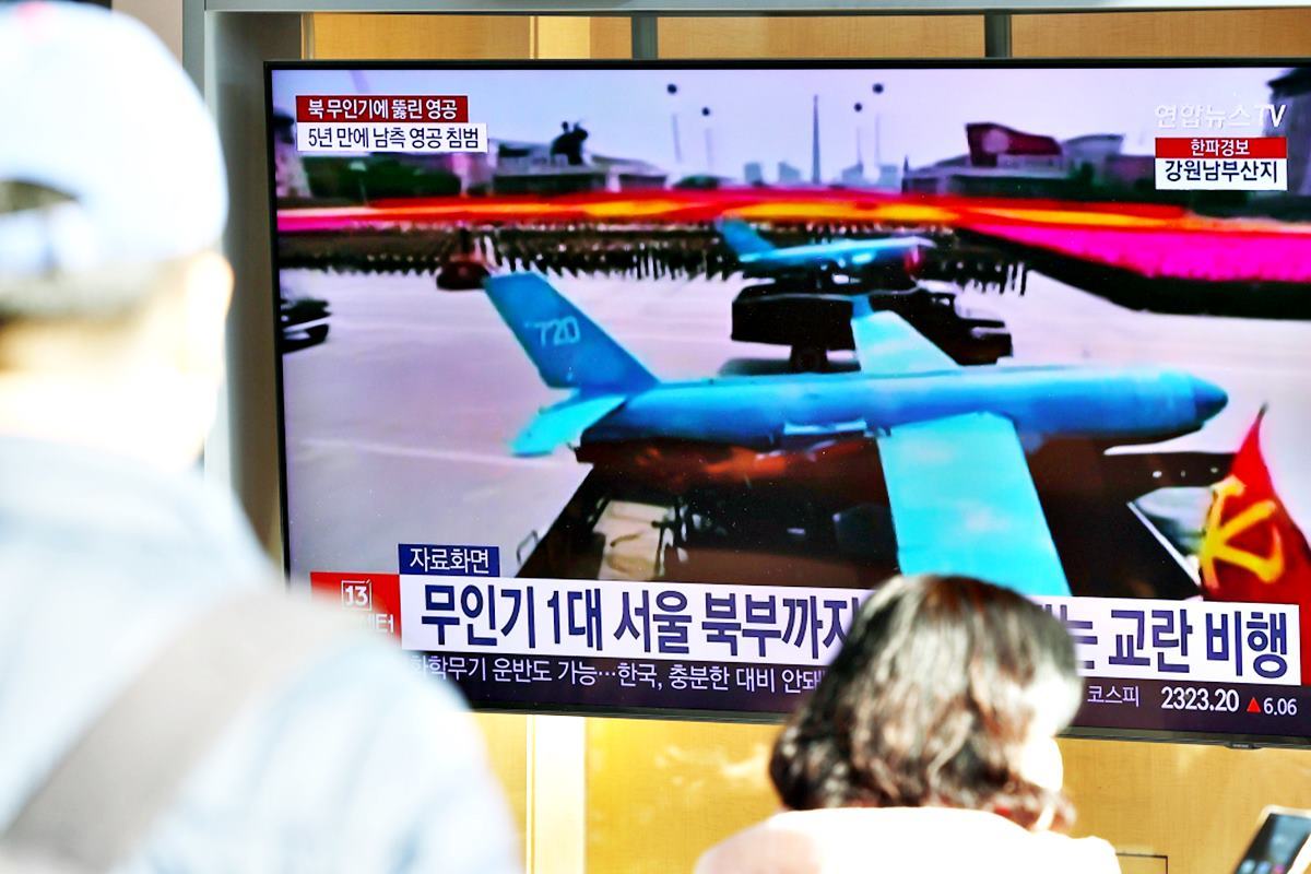 무인기 관련 뉴스를 보는 행인 헤럴드 경제.jpg