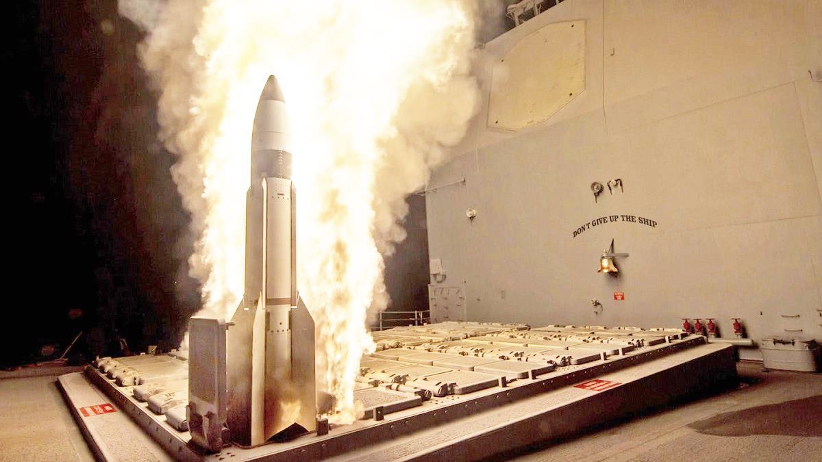 SM-3 미사일을 발사하는 미해군 순양함 Naval News.jpg