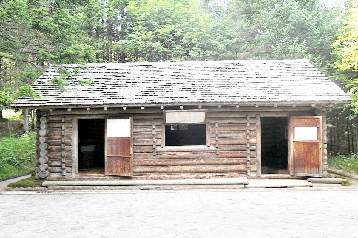 김정일이 태어났다고 주장하는 백두산 밀영 위키백과.jpg