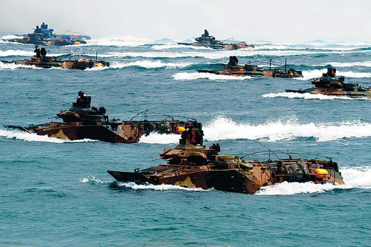 해병닷컴 상륙훈련 중인 해병대 상륙돌격장갑차.jpg
