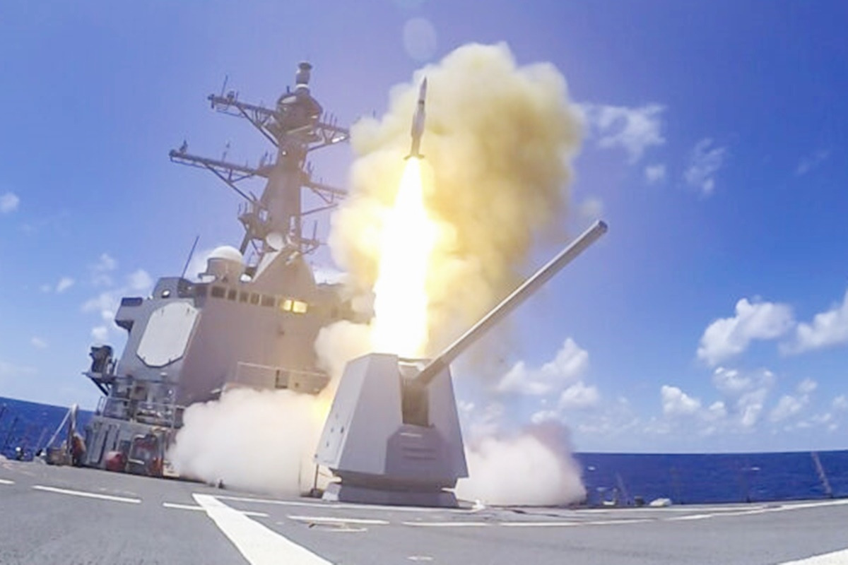 해군이 사용 중인 SM-2 대공미사일.jpg