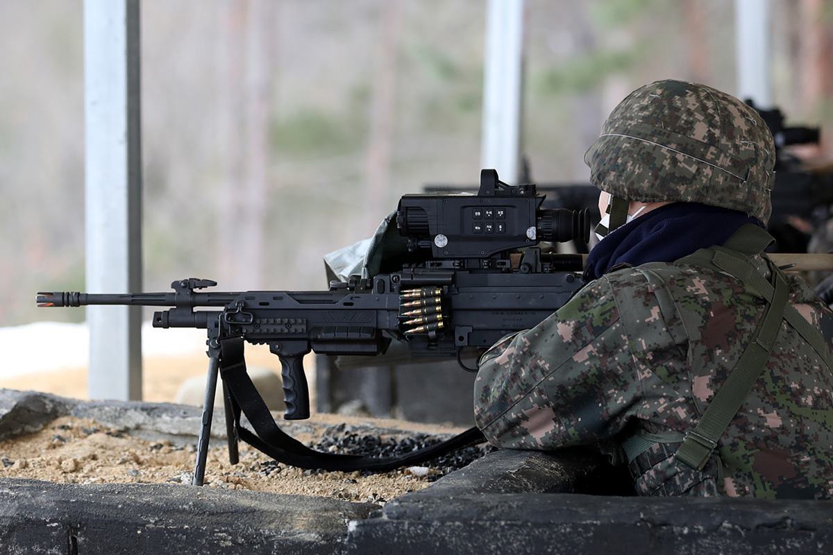 다양한 장비가 장착된 K15 경기관총.jpg