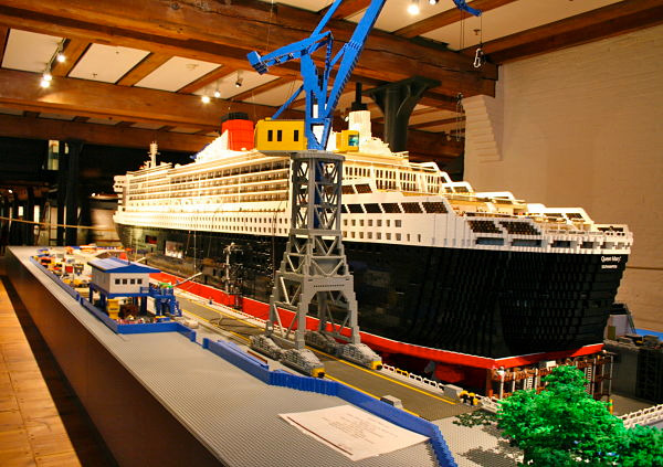 LEGO_Queen_Mary_2_model_-_Internationales_Maritimes_Museum_Hamburg_opt.jpg