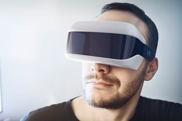 Man-wearing-virtual-reality-headset-000058696496_Medium_opt.jpg