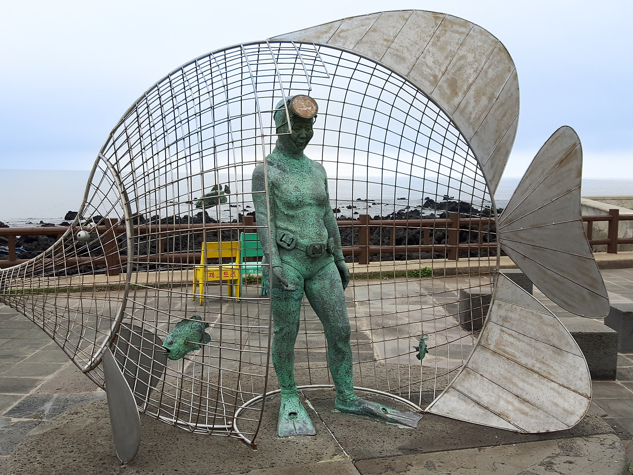 125_법환포구 좀녀 물고기조형물.jpg