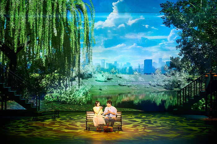 03 뮤지컬 오늘 밤, 세계에서 이 사랑이 사라진다 해도_공원 데이트 장면_이준, 장민제.jpg