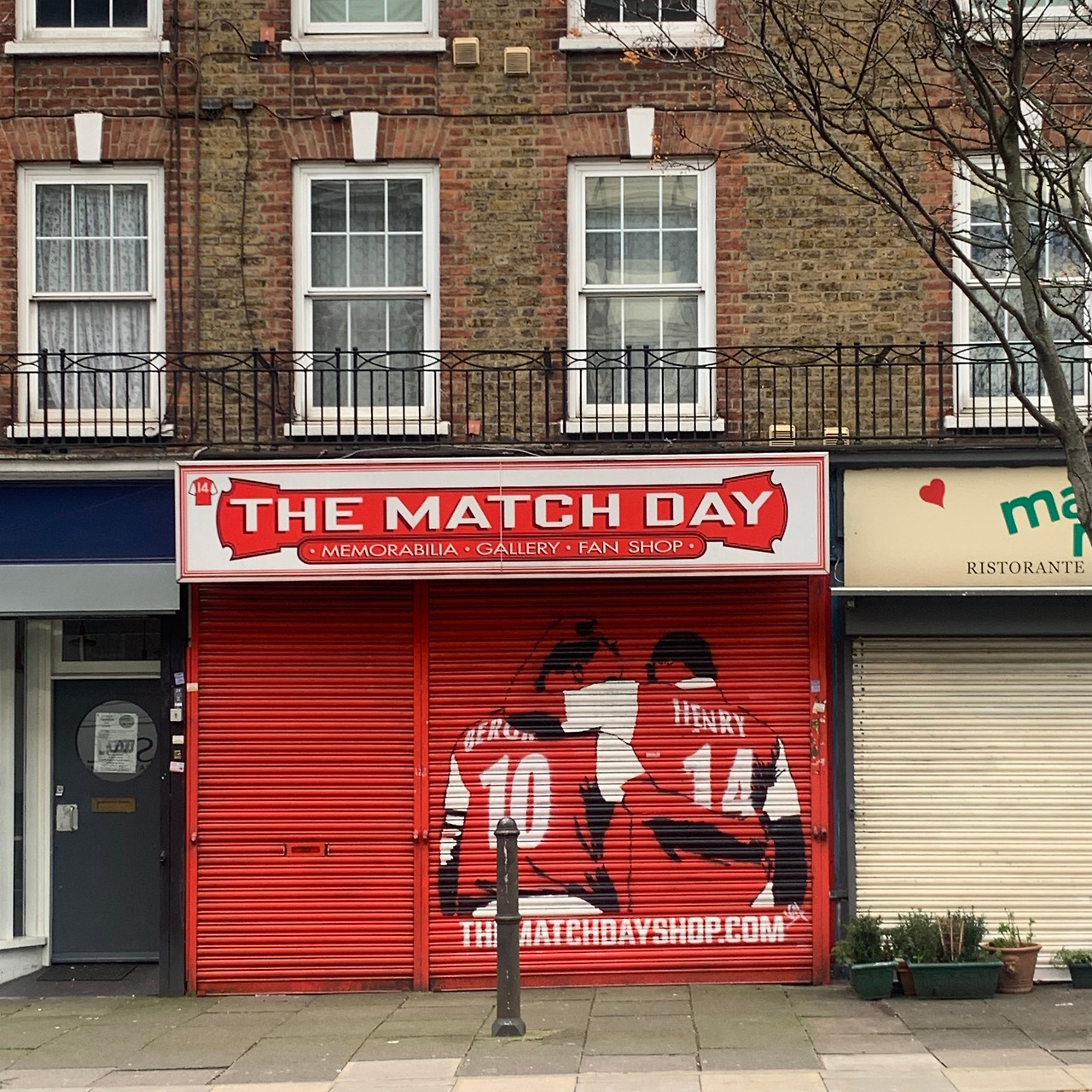 에미레이츠 앞 펍.jpg