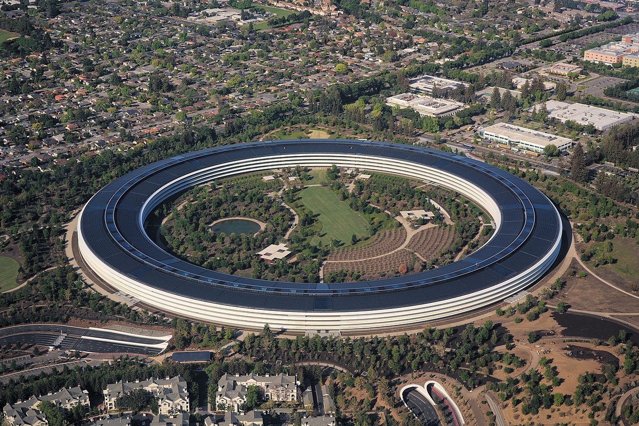 1280px-Aerial_view_of_Apple_Park_dllu.jpg