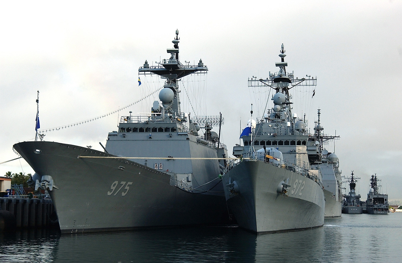 Republic_of_Korea_Destroyers_Yi_%28DDG_975%29_and_Euljimundok_%28DDG_972%29.jpg