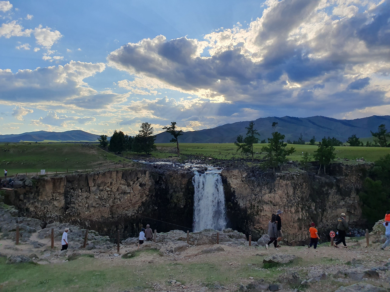 어르헝 폭포.jpg