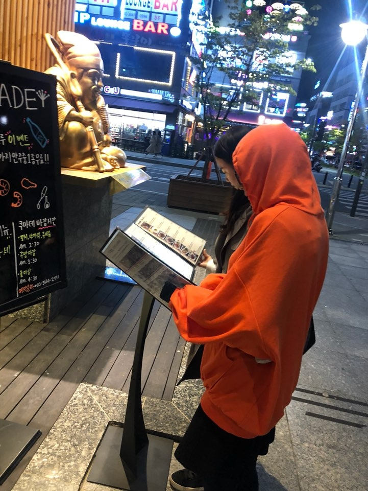 동네를 함께 돌다 메뉴판 구경하기.jpg