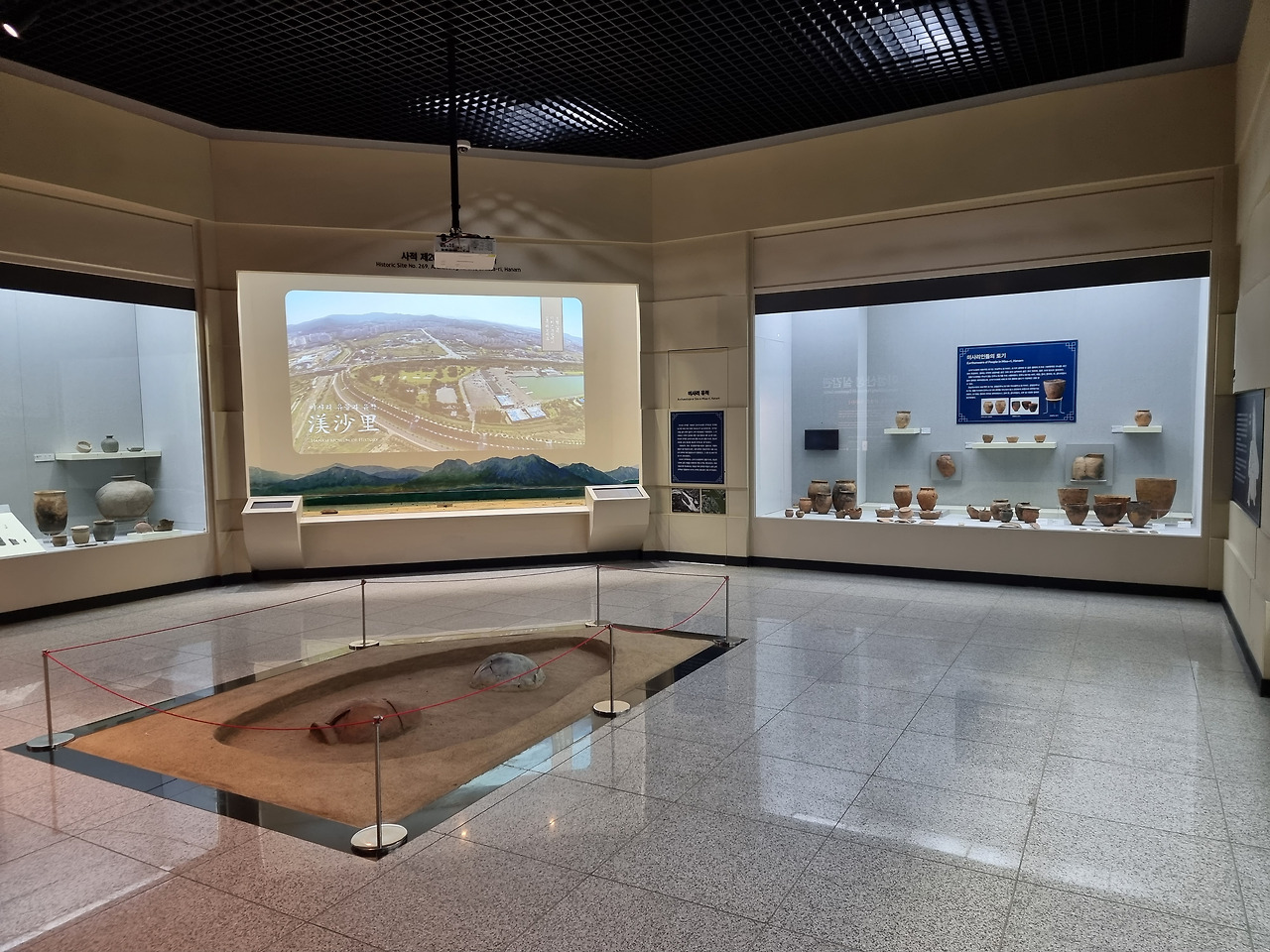 2. 상설전시실 전경1.jpg