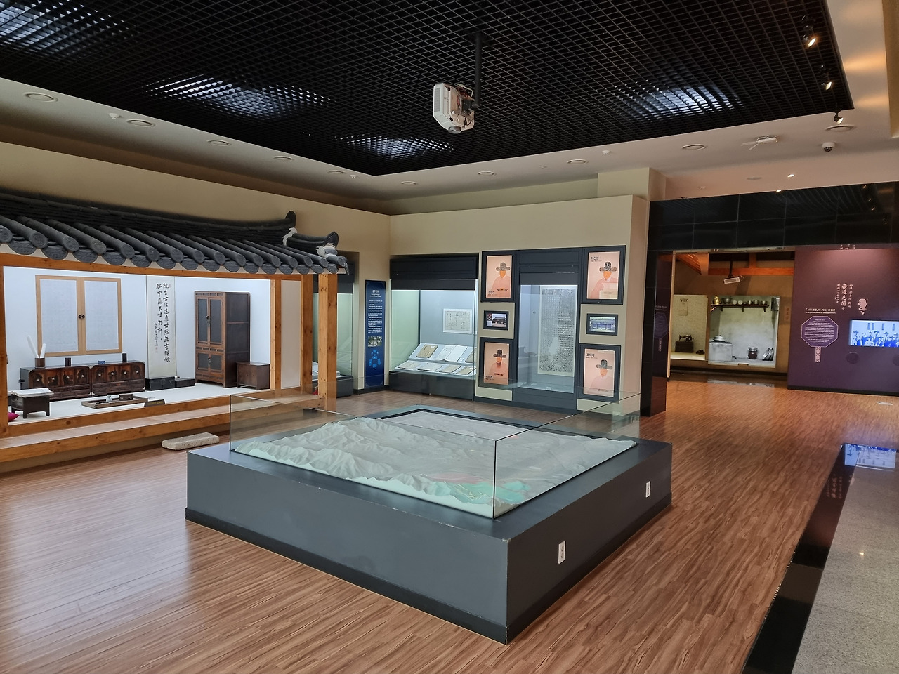 3. 상설전시실 전경2.jpg