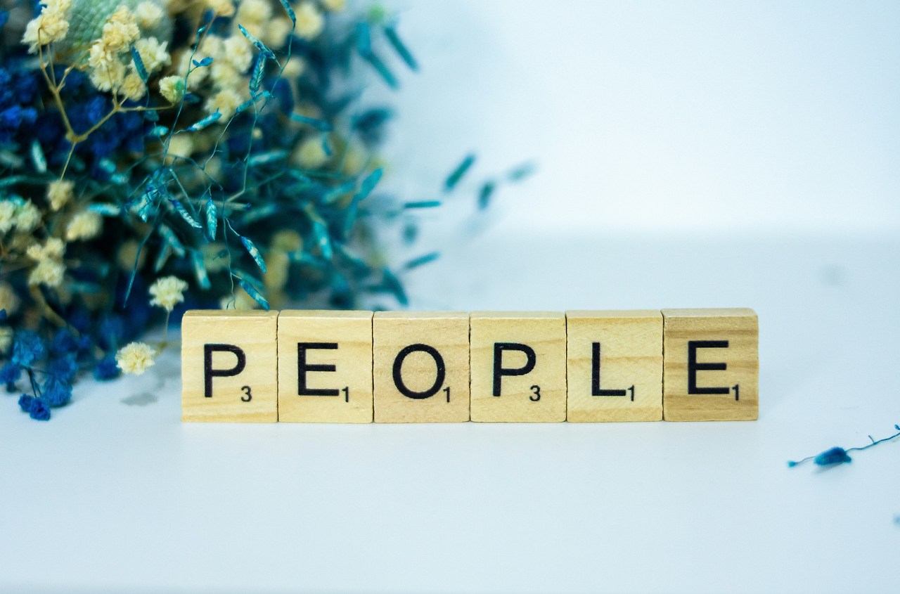 사람_사진 Unsplash의Alex Shute.jpg