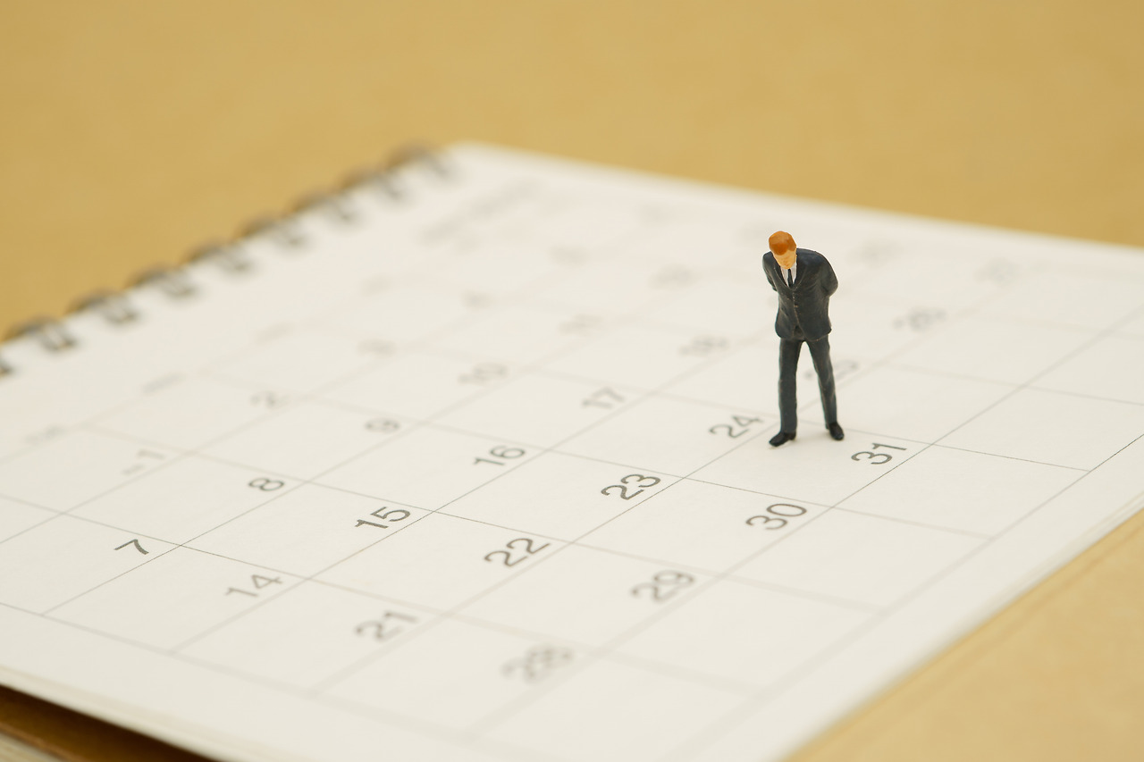 miniature-people-businessmen-standing-white-calendar.jpg