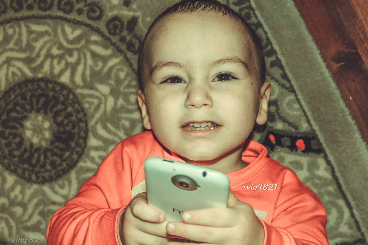 스마트폰을 든 아기.jpg