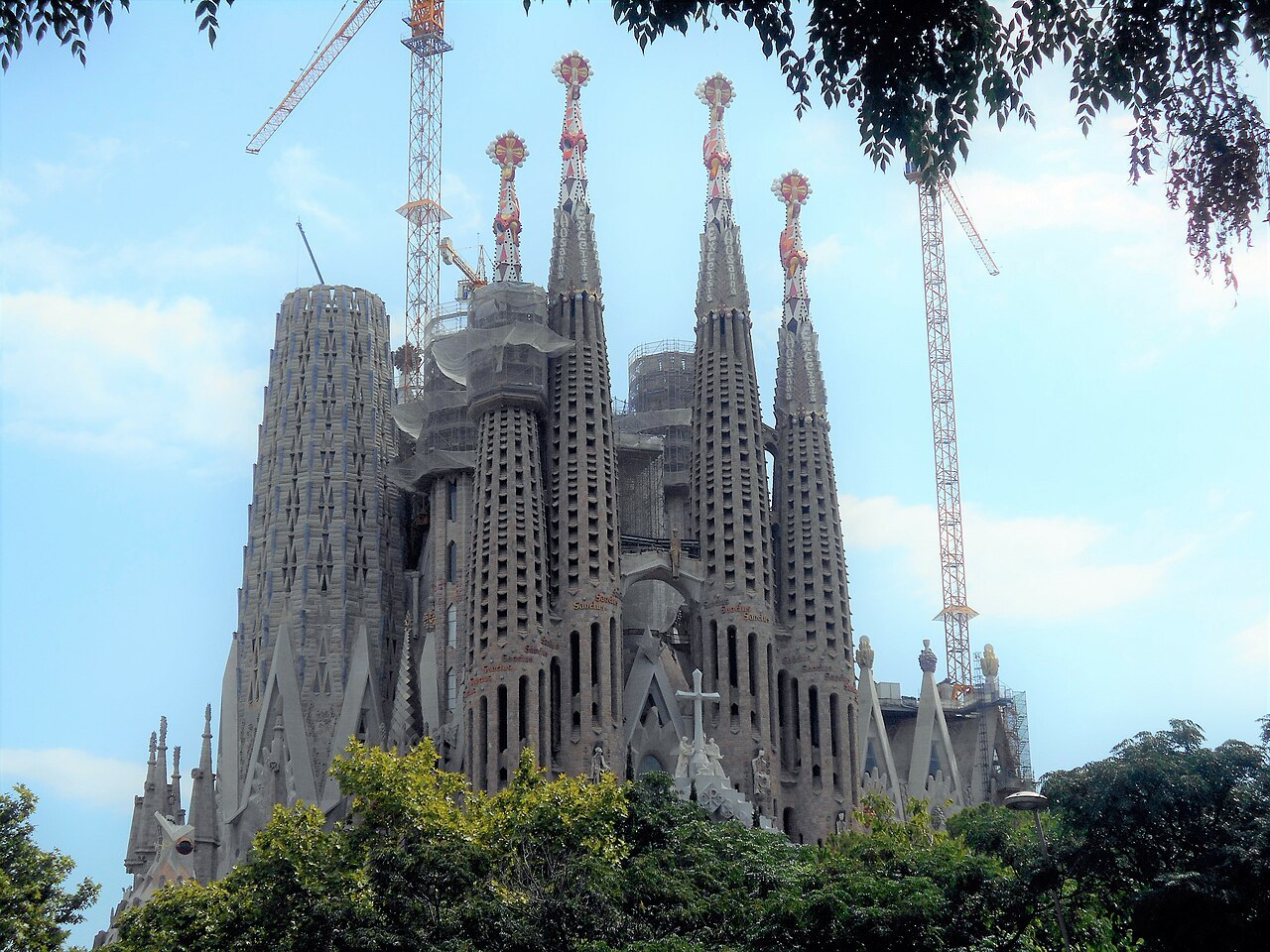 1280px-Exterior_Sagrada_Fam%C3%ADlia2.jpg
