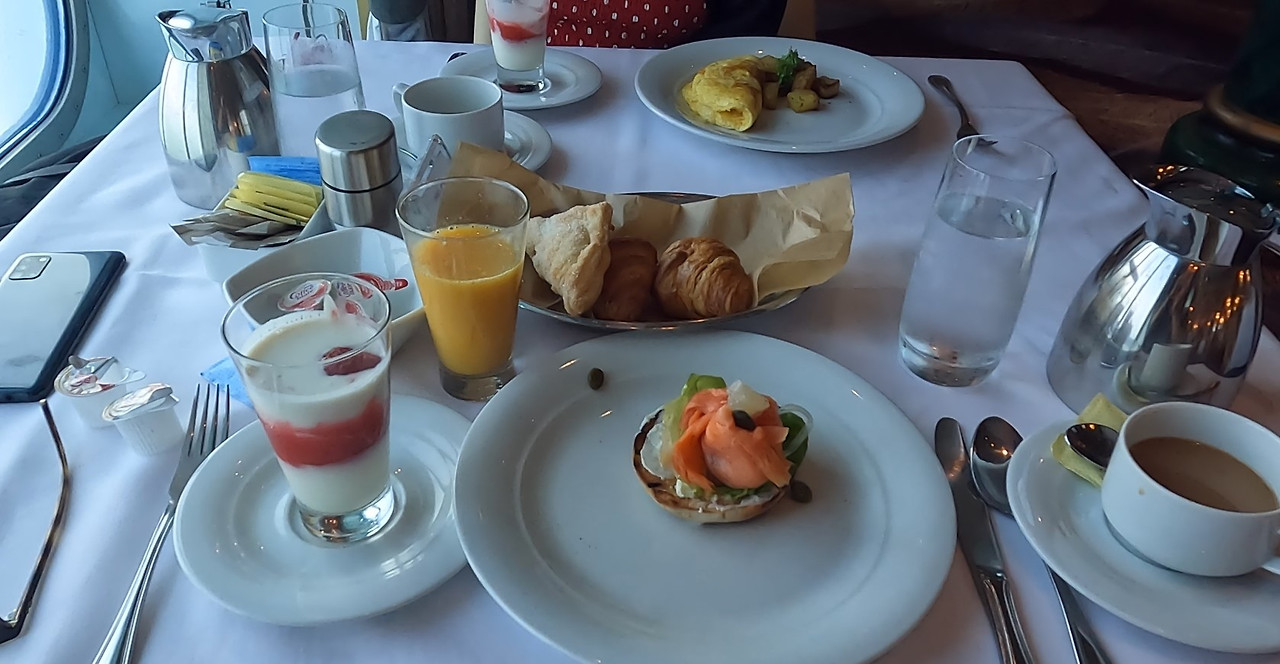 다이닝 아침식사 테이블.jpg