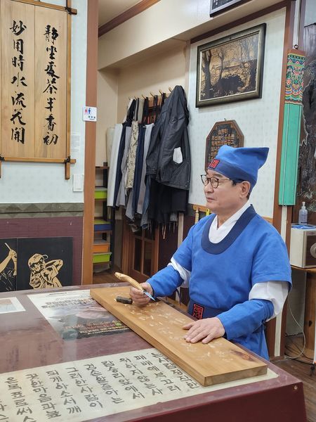 배명곤 작가.jpg