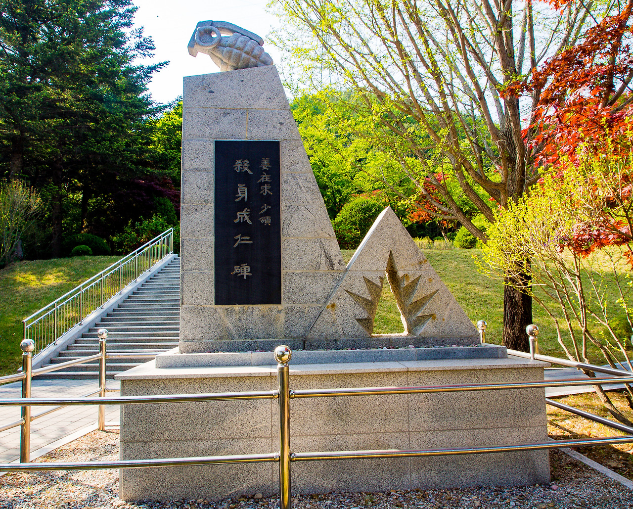 9 살신성인비_edited.jpg