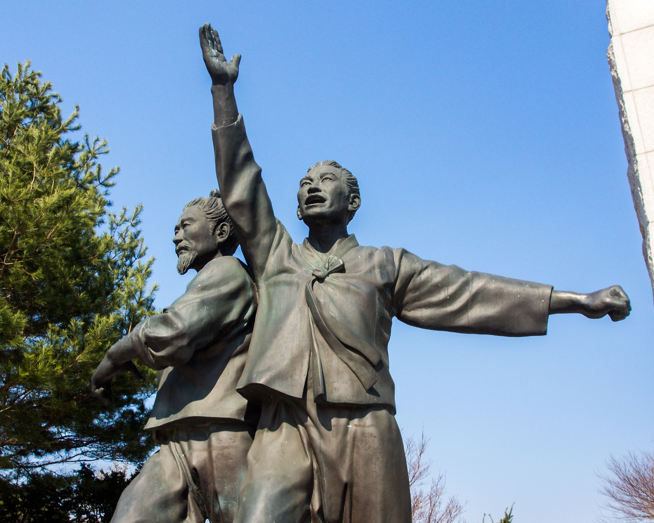 4 탑 좌측동상군.jpg