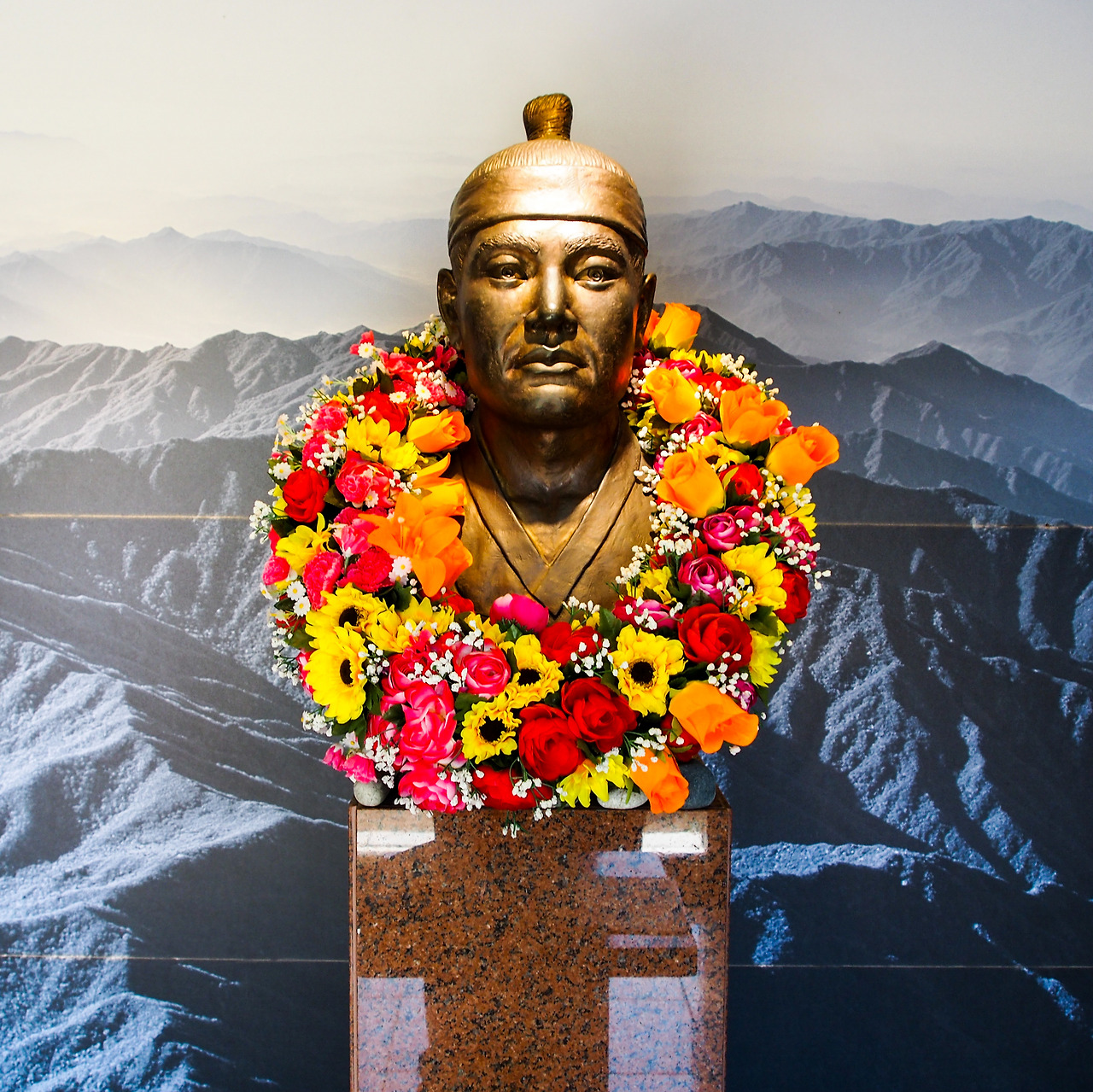 2 신돌석 의병장 기념관 흉상_edited.jpg