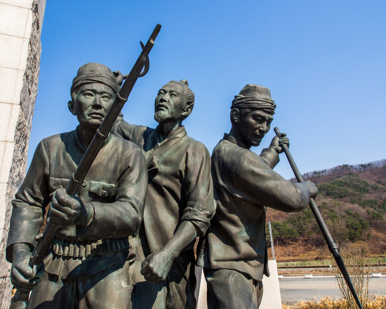 4 탑 우측동상군.jpg