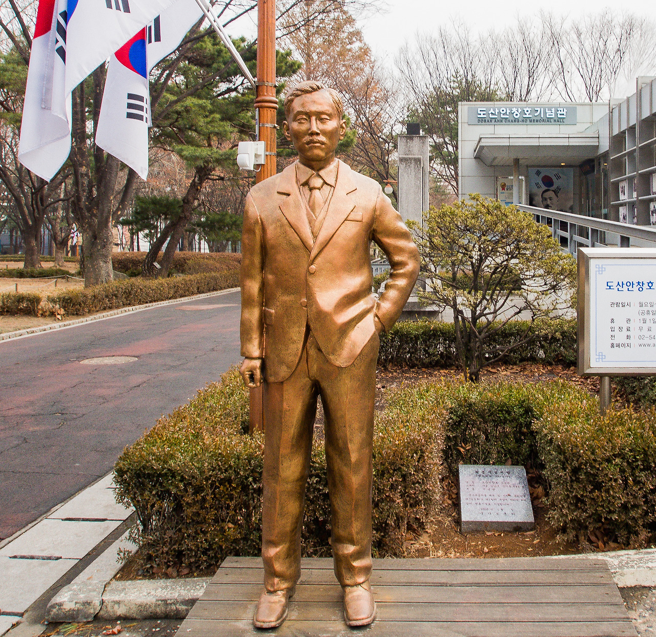 5 기념관 앞 동상_edited.jpg