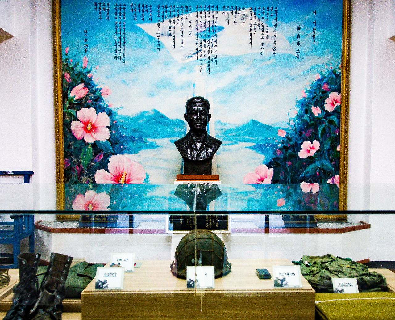 9 전시 흉상 소품_edited.jpg