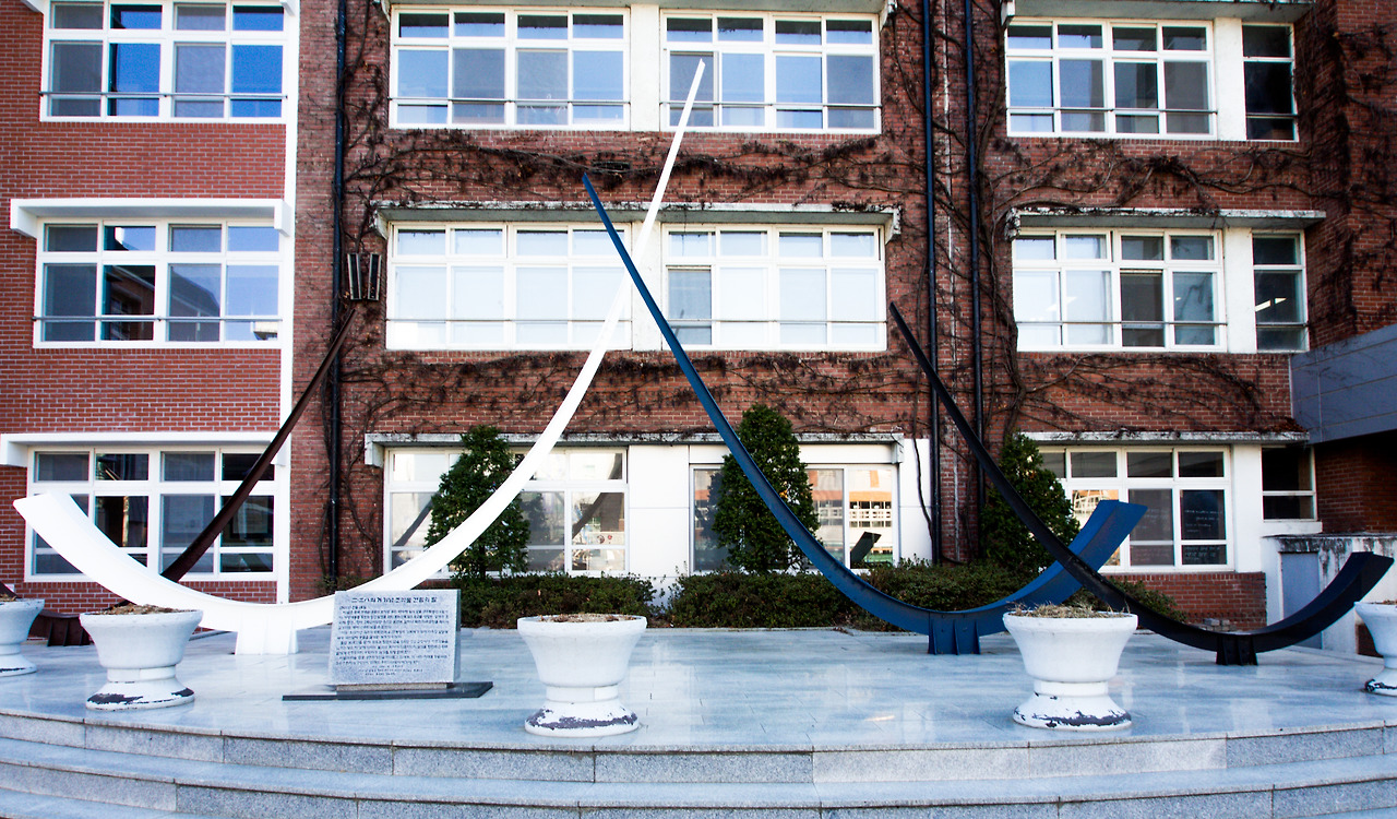 사대부고 2.28의거 기념 조각물.jpg