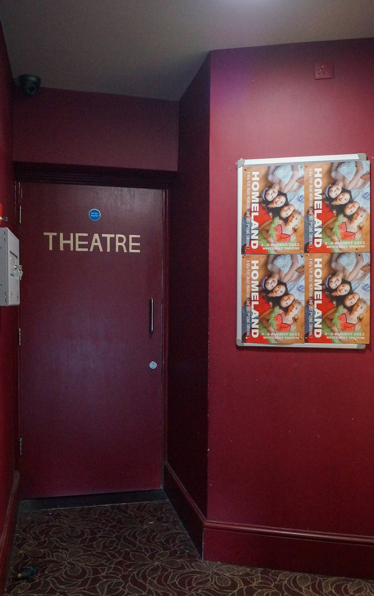 HOMELAND 공연이 열린 극장에서.jpg