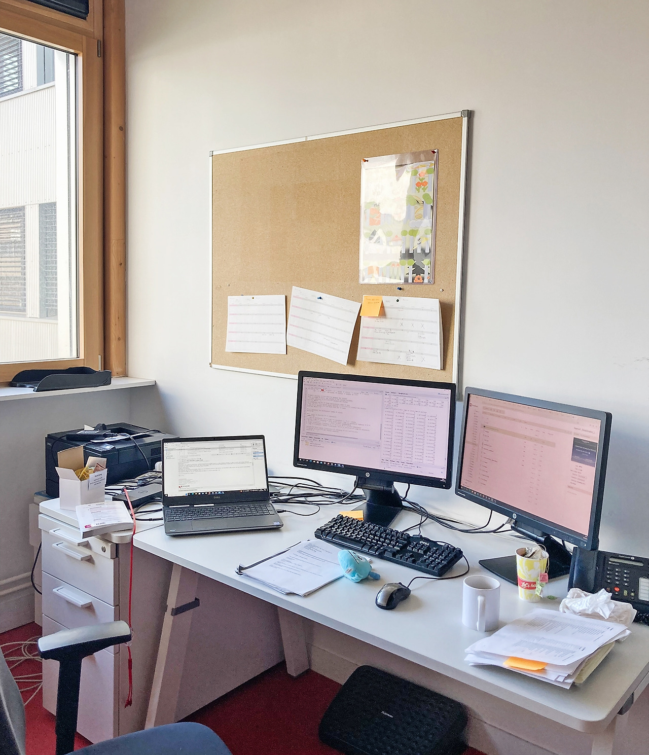 2. 현 직장 사무실. 모니터가 세 개인 걸 보고 엄마가 주식하냐고 물어본 사진.jpg