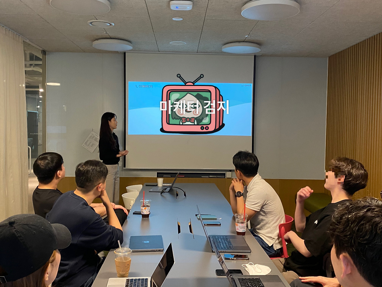 프로 발표러 검지.jpg