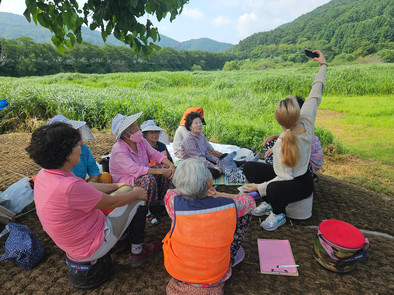 Ch4_전라도_사진4_밭에서 어르신들과 셀피.jpg