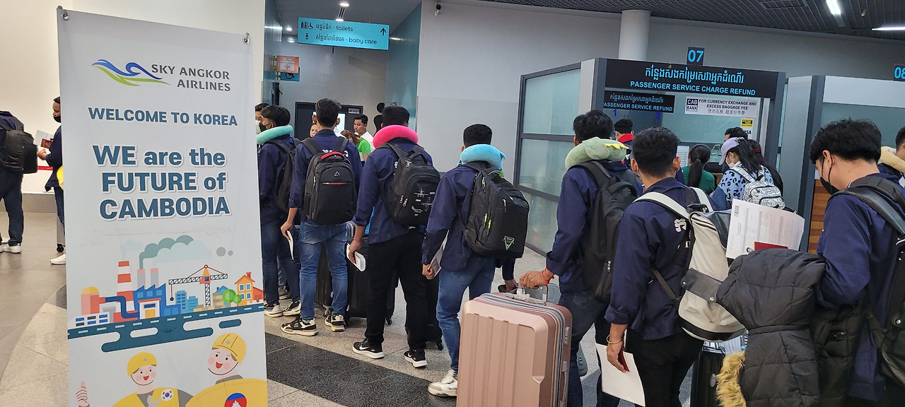 4월 바탐방공항 한국가는 청년들1.jpg