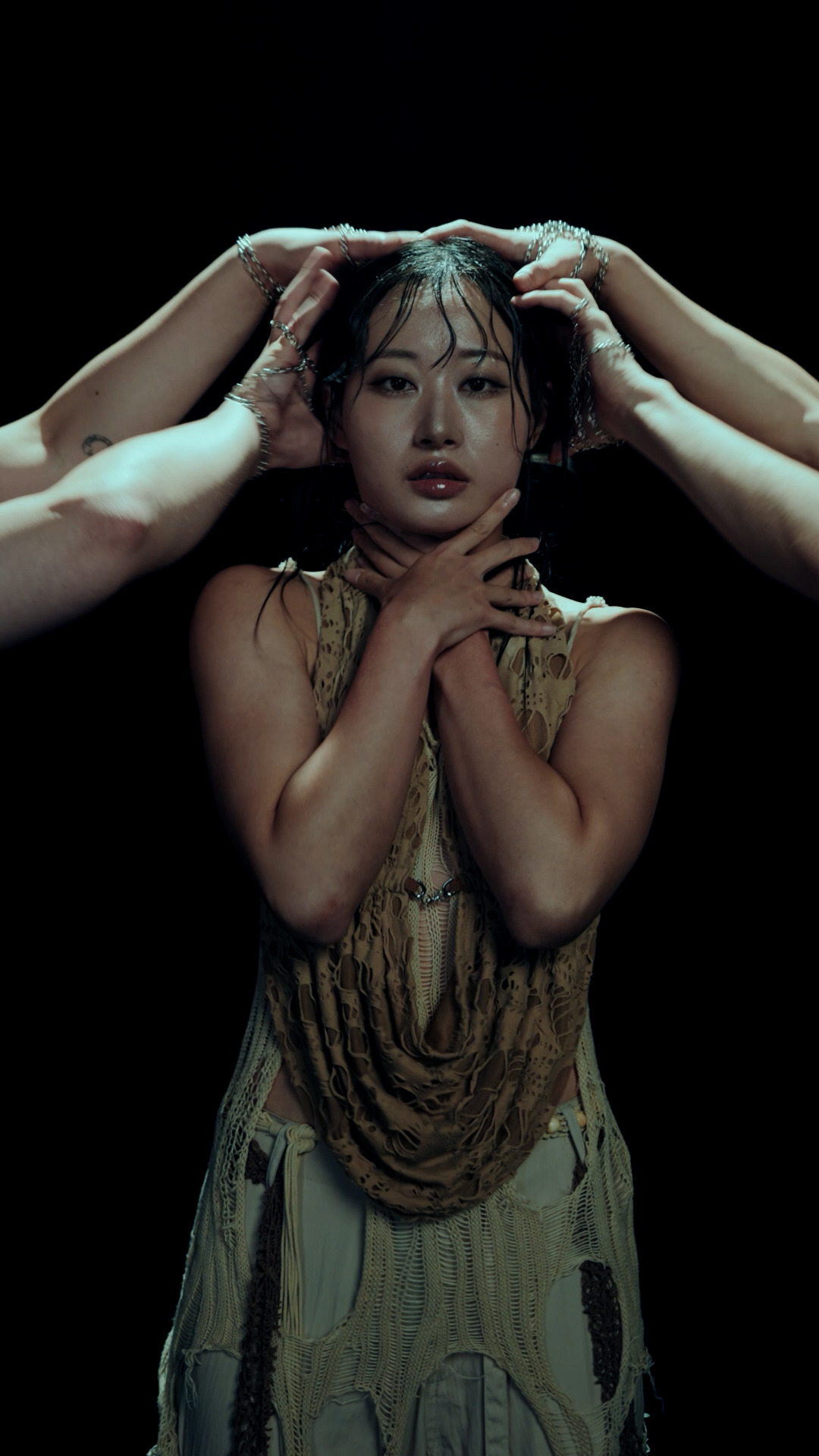 CHARLOTTE Hate or Glory_v05_1.mp4.00_00_40_02.스틸 009.jpg