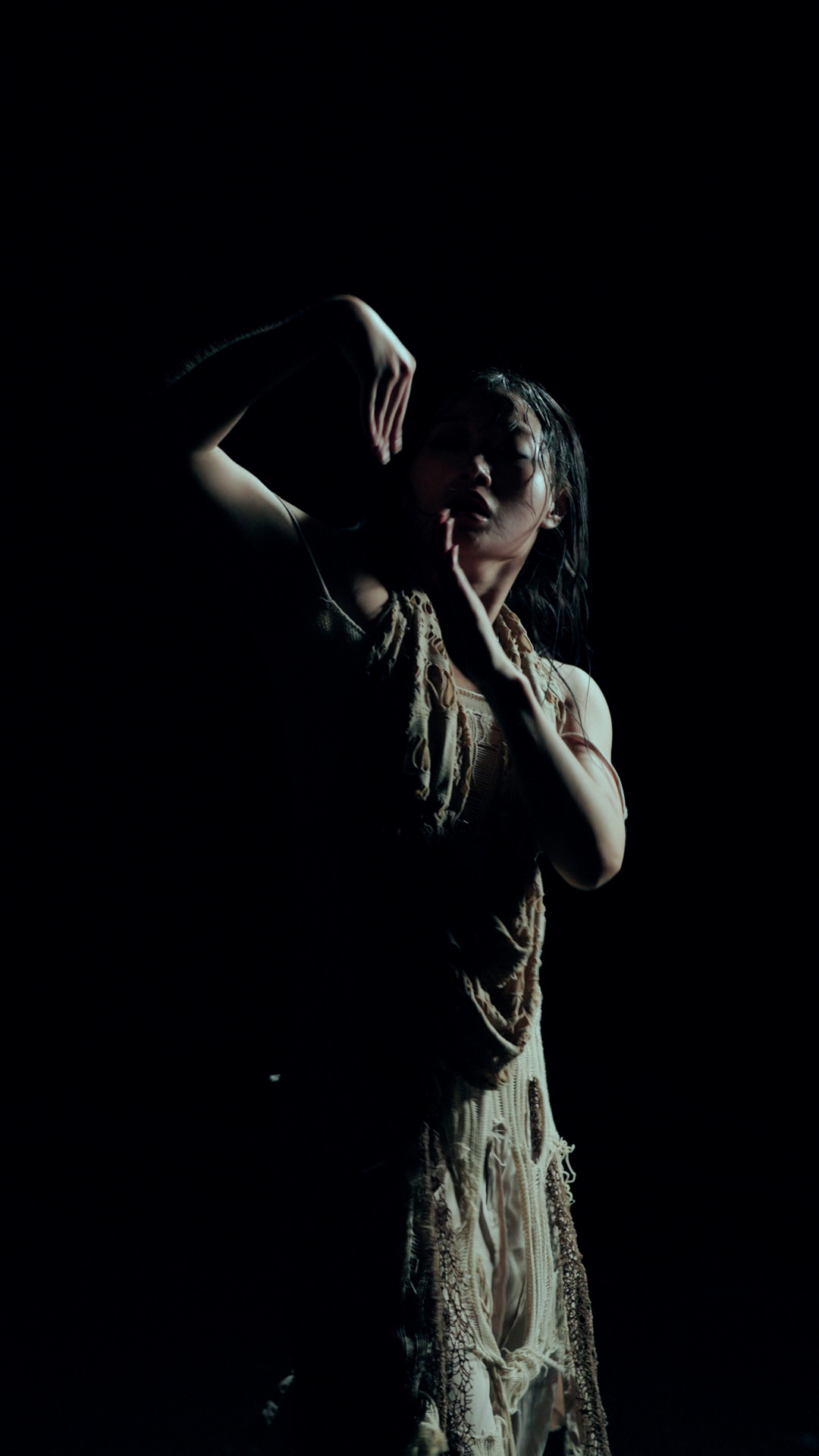 CHARLOTTE Hate or Glory_v05_1.mp4.00_01_10_00.스틸 015.jpg