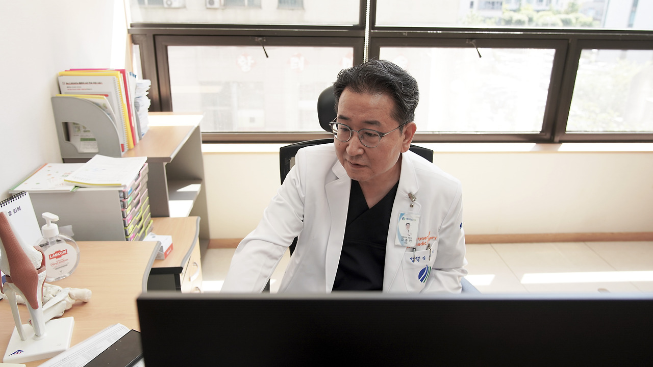 김종민원장님 진료 2.jpg