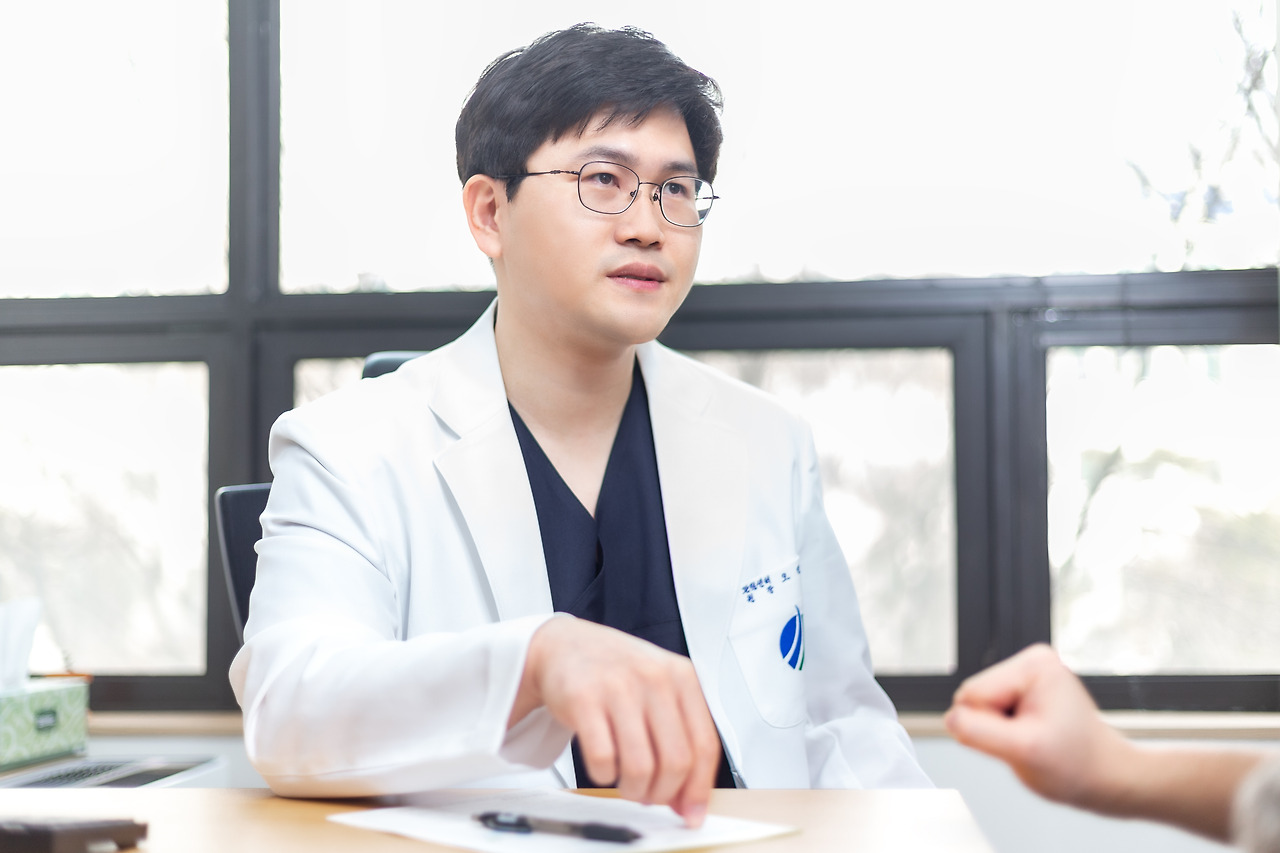 오진철원장님 진료.jpg