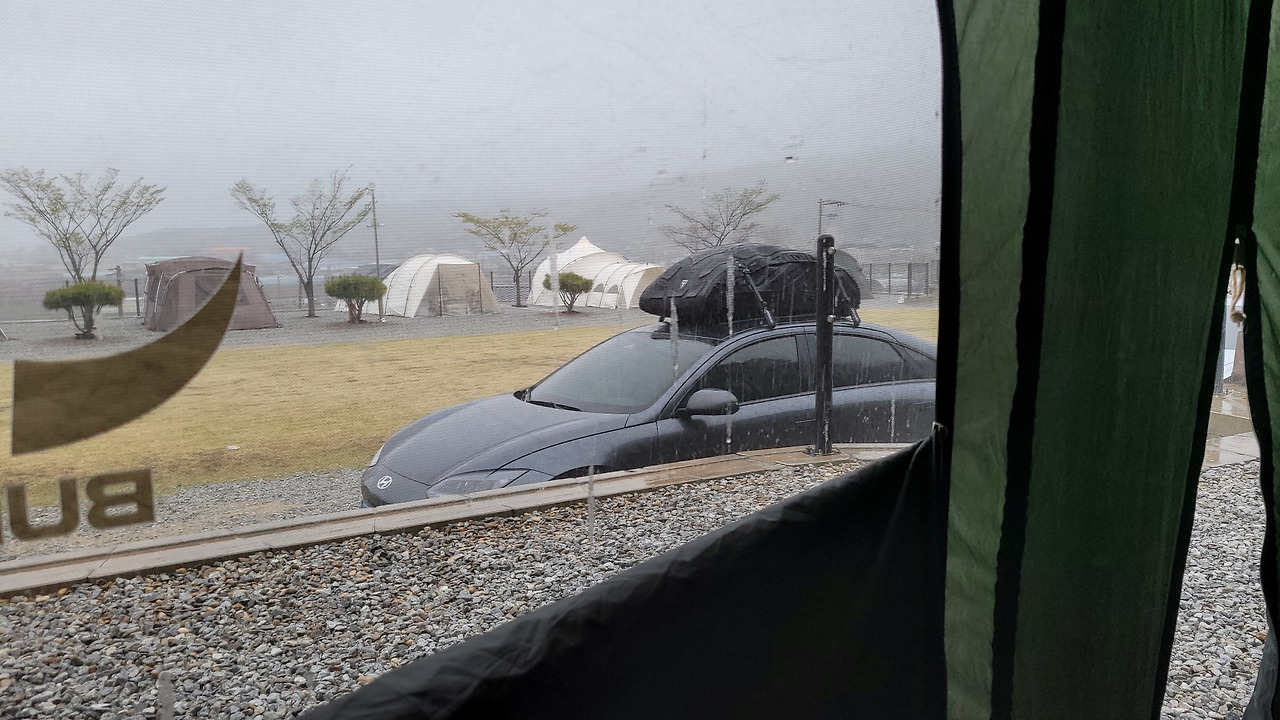 캠핑장에 내리는 비.jpg