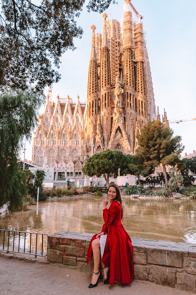 Sagrada-Familia-Placa-Gaudi-Best-Photography-Spots-Barcelona-Dancing-the-Earth.jpg