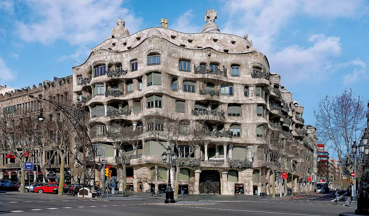 fachada-actual-la-pedrera-gaudi-barcelona-dosde-publishing.jpg